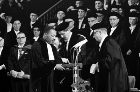 Dr. Martin Luther King, ontvanger van een eredoctoraat in de sociale wetenschapp, Bestanddeelnr 918-3388