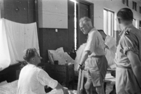 Dr. C.P.M. Romme (in licht overhemd) bij een bezoek aan militair hospitaal te Me, Bestanddeelnr 146-6-5