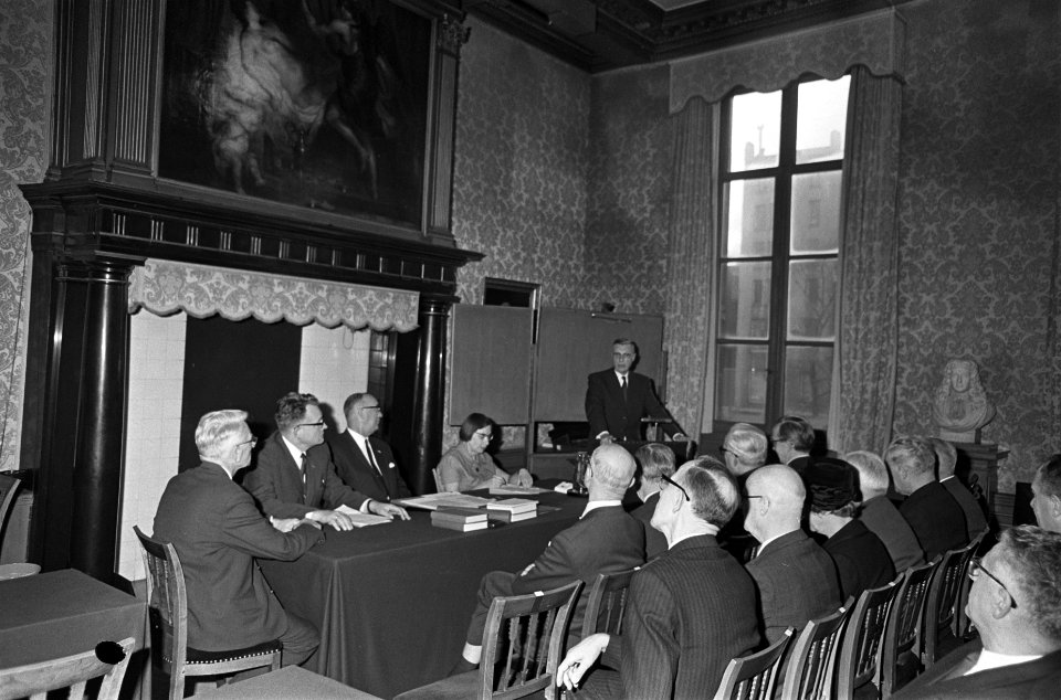 Dr. M. C. Tever (rechts) ontving de Gilles Holst medaille uit handen van prof. H, Bestanddeelnr 920-9323