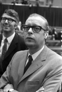 Dr. mr. H. J. Roethof (PvdA) tijdens de behandeling in de Tweede Kamer (r), Bestanddeelnr 925-7048