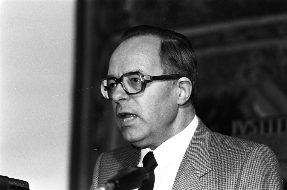 Dr. Fiolet neemt afscheid als secretaris van de Raad van kerken dr. H. A. M. F, Bestanddeelnr 933-4502