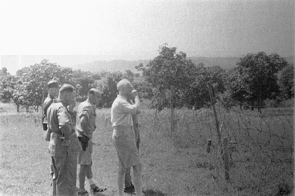 Dr. C.P.M. Romme (in wit overhemd) bij de troepen in Semarang (II-6 R.I.). Aan d, Bestanddeelnr 127-4-2