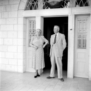 Dr. J.A. Nederbragt, de Nederlandse consul-generaal in Israël, samen met (vermoe, Bestanddeelnr 255-0449