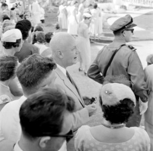 Dr. Ir. H. ter Meulen bij de ontvangst van het koninklijk paar bij de Curaçaose , Bestanddeelnr 252-3709