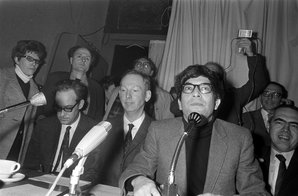 Dr. J.E. Hueting sprak in cafe Pieterspoort over oorlogsmisdaden in Indonesie nr, Bestanddeelnr 922-0309