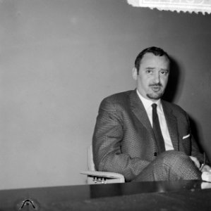 Dr. Gaus terug uit New York , na aankomst op Schiphol gaf hij een persconferenti, Bestanddeelnr 917-4185