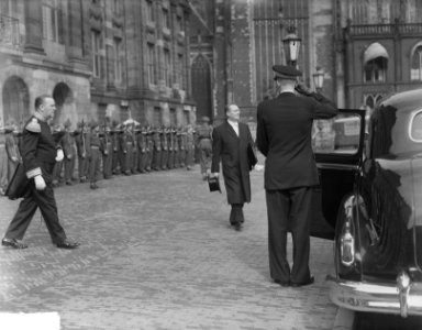 Dr. M. Amir, gezant van Israël, biedt op het Paleis op de Dam aan koningin Julia, Bestanddeelnr 904-1784