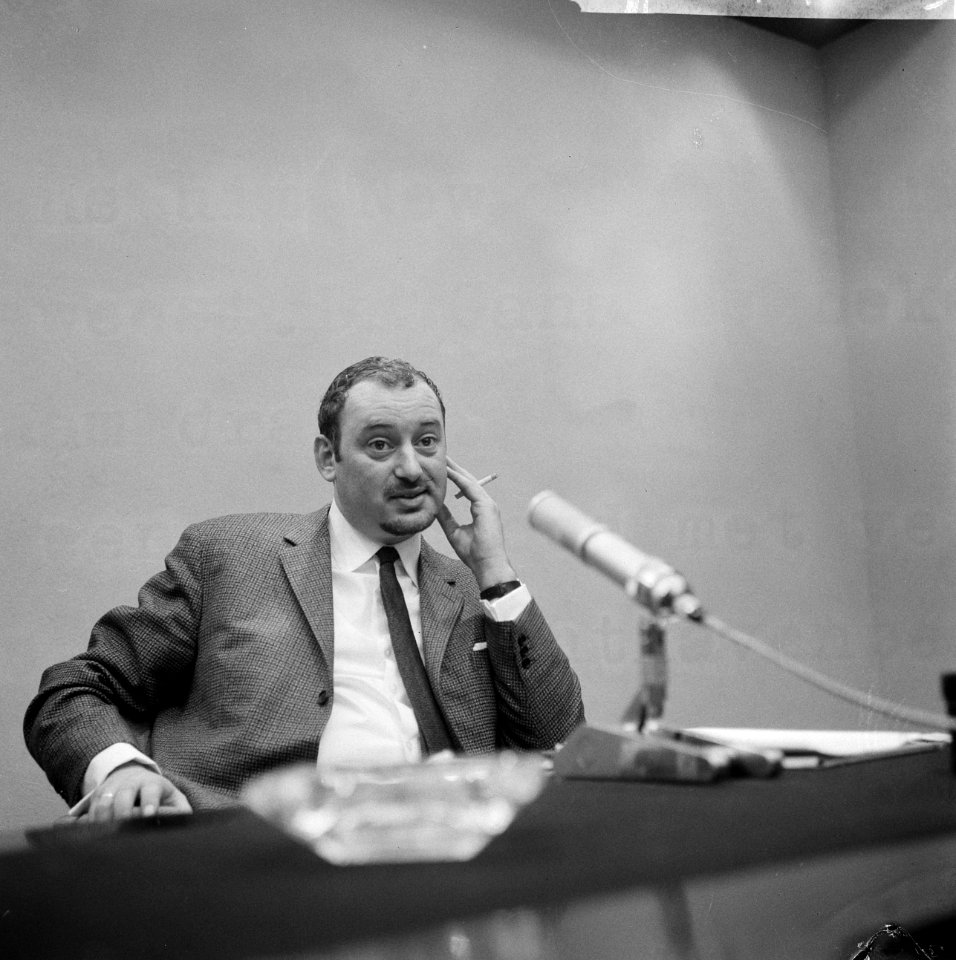 Dr. Gaus terug uit New York , na aankomst op Schiphol gaf hij een persconferenti, Bestanddeelnr 917-4183