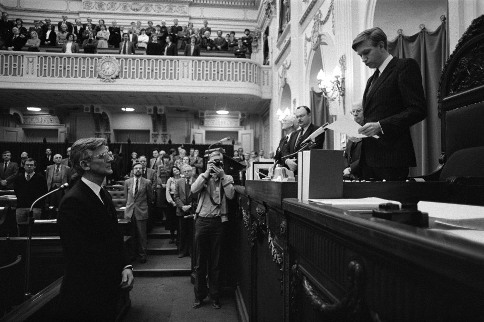 Dr. J.F. Rang legt de eed af, rechts de voorzitter van de Tweede Kamer Dolman, Bestanddeelnr 931-8617