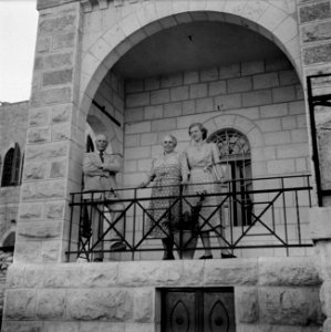 Dr. J.A. Nederbragt (l) de Nederlandse consul-generaal in Israël, samen met (ver, Bestanddeelnr 255-0450