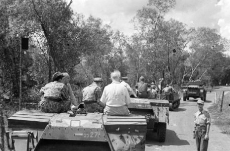 Dr. C.P.M. Romme (in licht overhemd). Zit op een pantserwagen, onderdeel van een, Bestanddeelnr 145-2-4