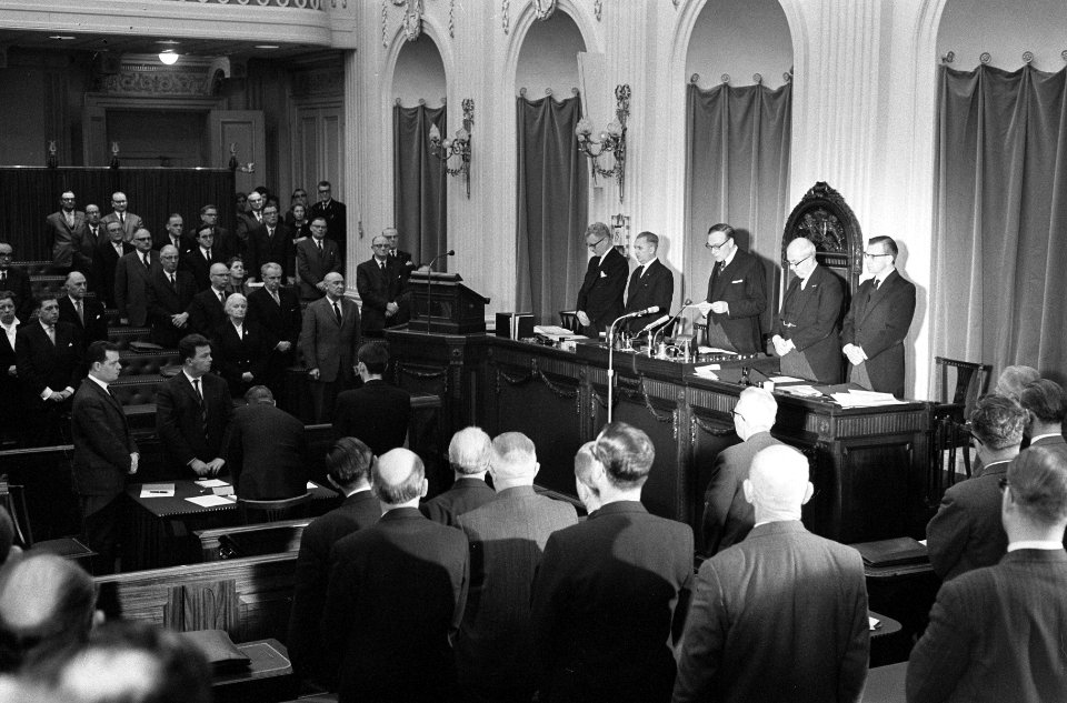 Dr. Kortenhorst in de Tweede Kamer herdacht. Prof. de Quay sprak namens de reger, Bestanddeelnr 914-7132