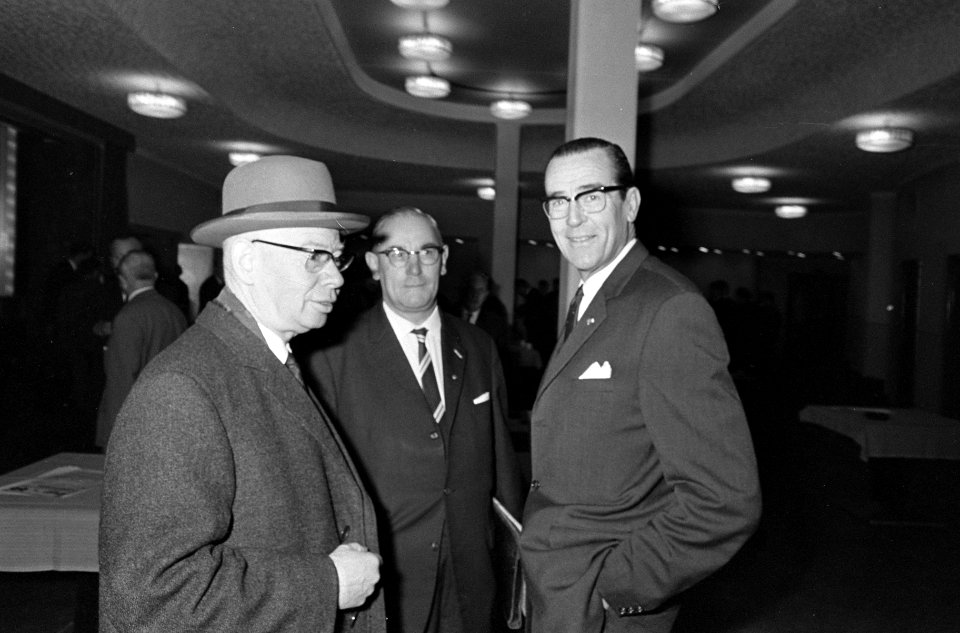 Dr. L.A.H. (Leo) Albering (links) (secretaris van de KVP) en rechts Mr. P.J.M. (, Bestanddeelnr 919-8228