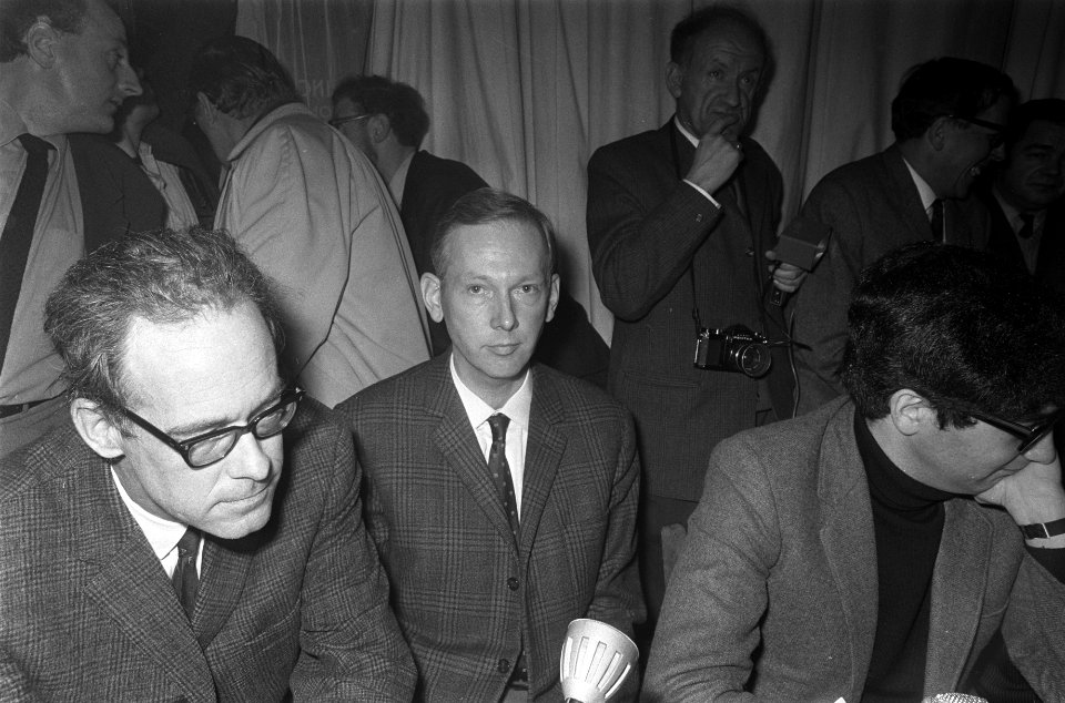 Dr. J.E. Hueting sprak in café Pieterspoort over oorlogsmisdaden in Indonesië v., Bestanddeelnr 922-0308
