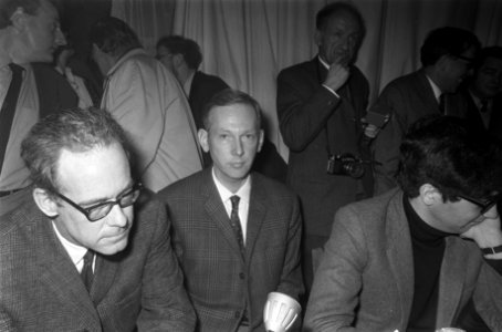 Dr. J.E. Hueting sprak in café Pieterspoort over oorlogsmisdaden in Indonesië v., Bestanddeelnr 922-0308