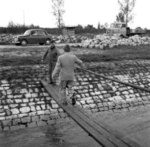Dr. Kurt Steidel wordt door een bemanningslid van boord van de Damco 230 geholpe, Bestanddeelnr 254-1642