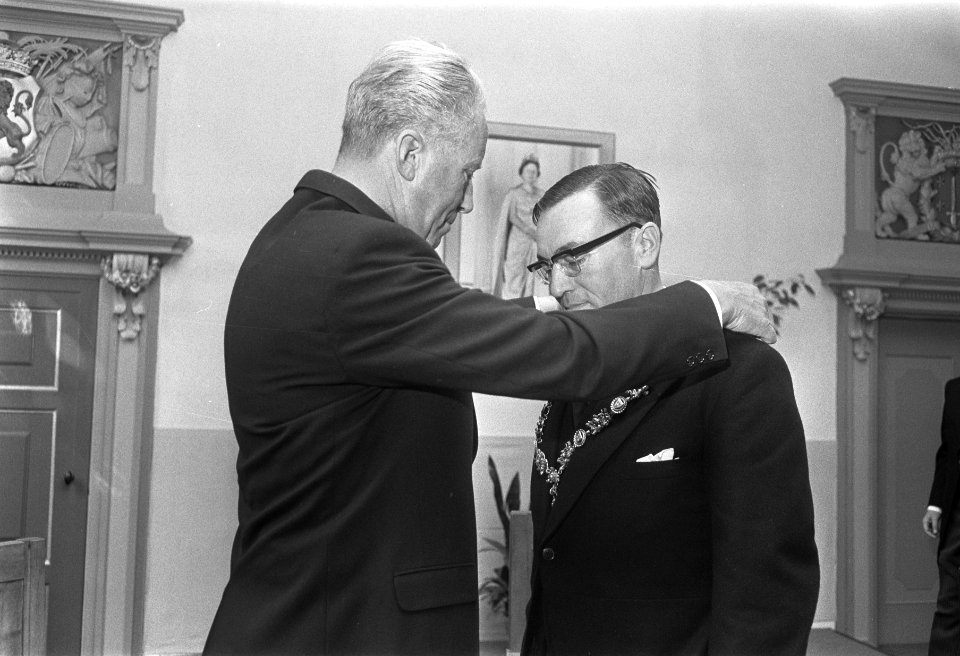 Dr. L. de Gou geinstalleerd als burgemeester van Haarlem l. ex.burg. van Haarle, Bestanddeelnr 922-7212