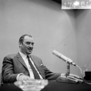 Dr. Gaus terug uit New York , na aankomst op Schiphol gaf hij een persconferenti, Bestanddeelnr 917-4184