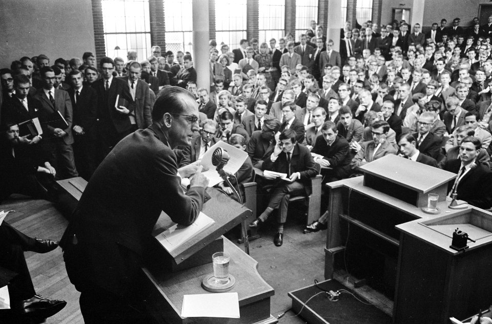 Dr. Willem Drees jr. tijdens zijn voordracht, Bestanddeelnr 919-6532