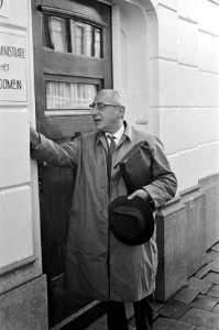 Dr. J.E. (Jan) de Quay (KVP) arriveert bij het huis van Drs. W.K.N. (Norbert) Sc, Bestanddeelnr 919-7177