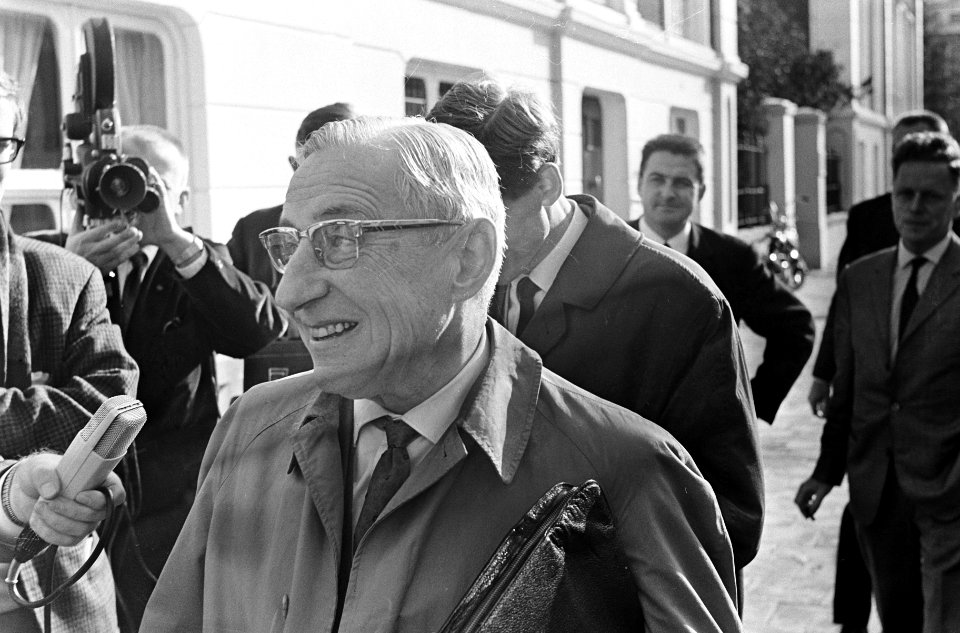Dr. J.E. (Jan) de Quay (KVP) omringt door journalisten, Bestanddeelnr 919-7179