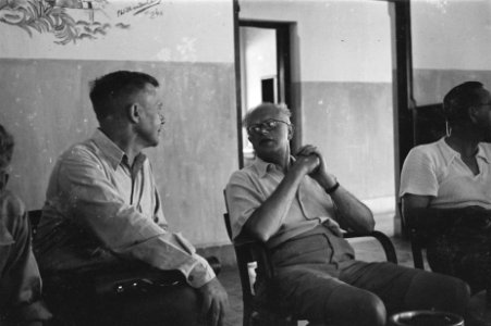 Dr CPM Romme (midden) in gesprek, Bestanddeelnr 139-6-5