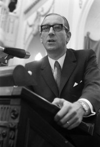 Dr. mr. H. J. Roethof (PvdA) tijdens de behandeling in de Tweede Kamer, Bestanddeelnr 925-7050