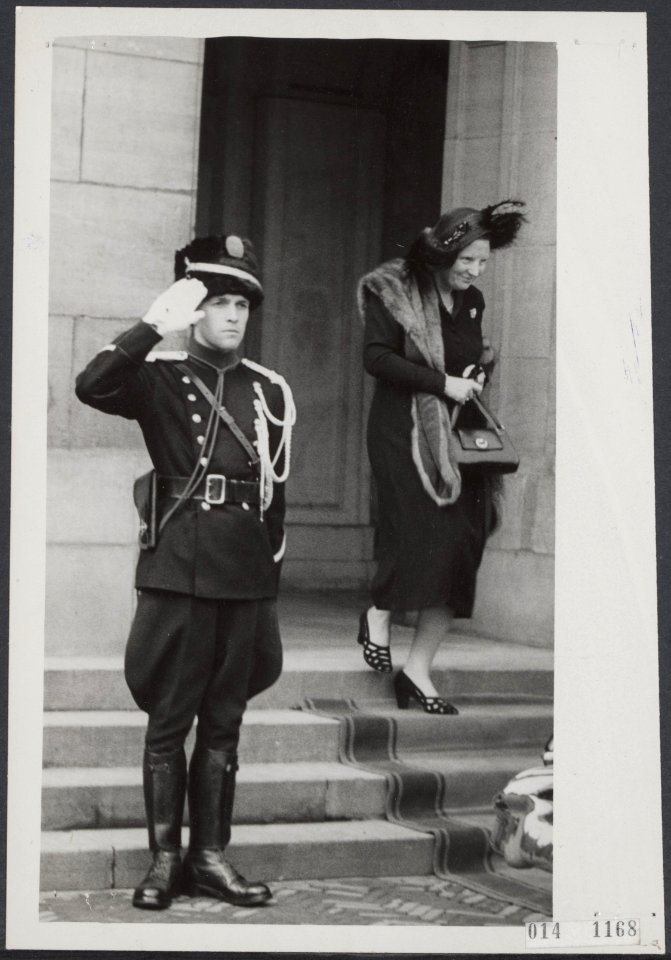 Dr. M. Amir, gezant van Israël biedt de koningin op het Paleis op de Dam zijn ge, Bestanddeelnr 014-1168