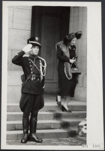 Dr. M. Amir, gezant van Israël biedt de koningin op het Paleis op de Dam zijn ge, Bestanddeelnr 014-1168
