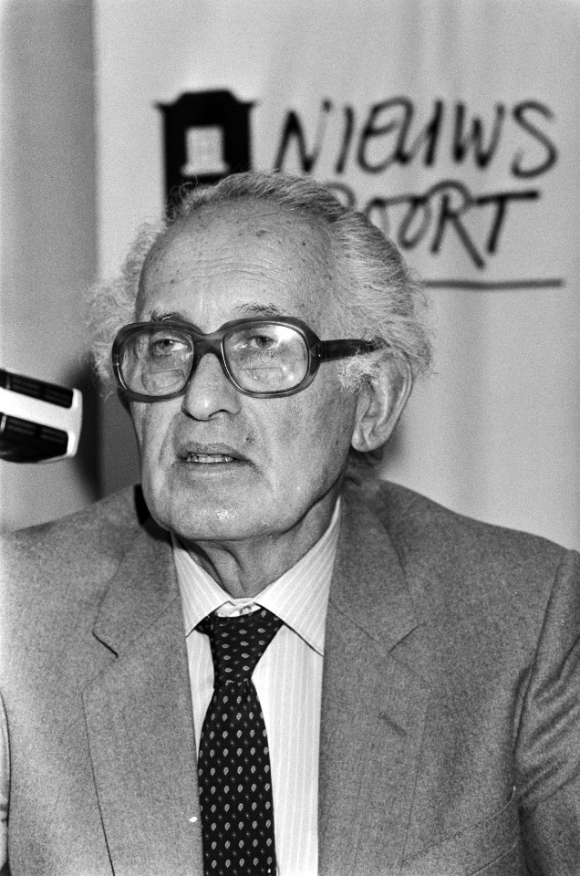 Dr. Lou de Jong lichtte in Den Haag deel 11-b van zijn serie over de Tweede Were, Bestanddeelnr 933-5139