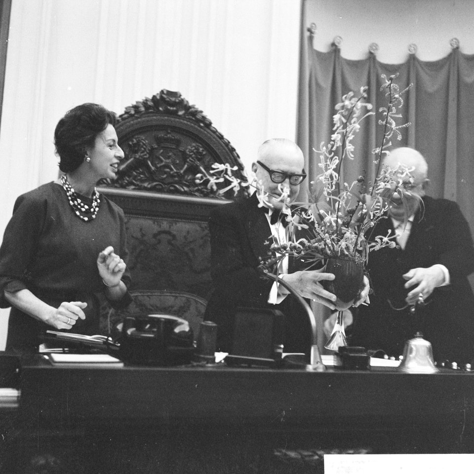 Dr. Kortenhorst , 75 jaar. Huldiging in Tweede Kamer . Mejuffrouw Lemaire biedt , Bestanddeelnr 913-1776