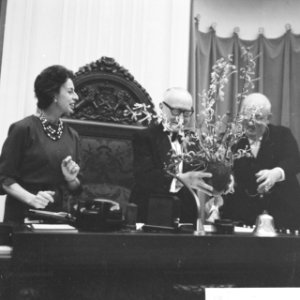 Dr. Kortenhorst , 75 jaar. Huldiging in Tweede Kamer . Mejuffrouw Lemaire biedt , Bestanddeelnr 913-1776