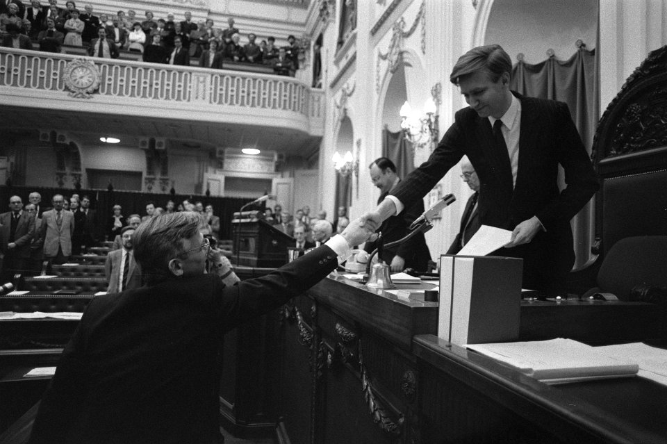 Dr. J.F. Rang legt de eed af, rechts de voorzitter van de Tweede Kamer Dolman, Bestanddeelnr 931-8618