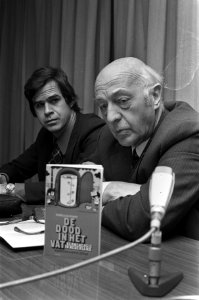 Dr. Mansholt en Mathijs de Vreede (l) met het boek, Bestanddeelnr 927-0345