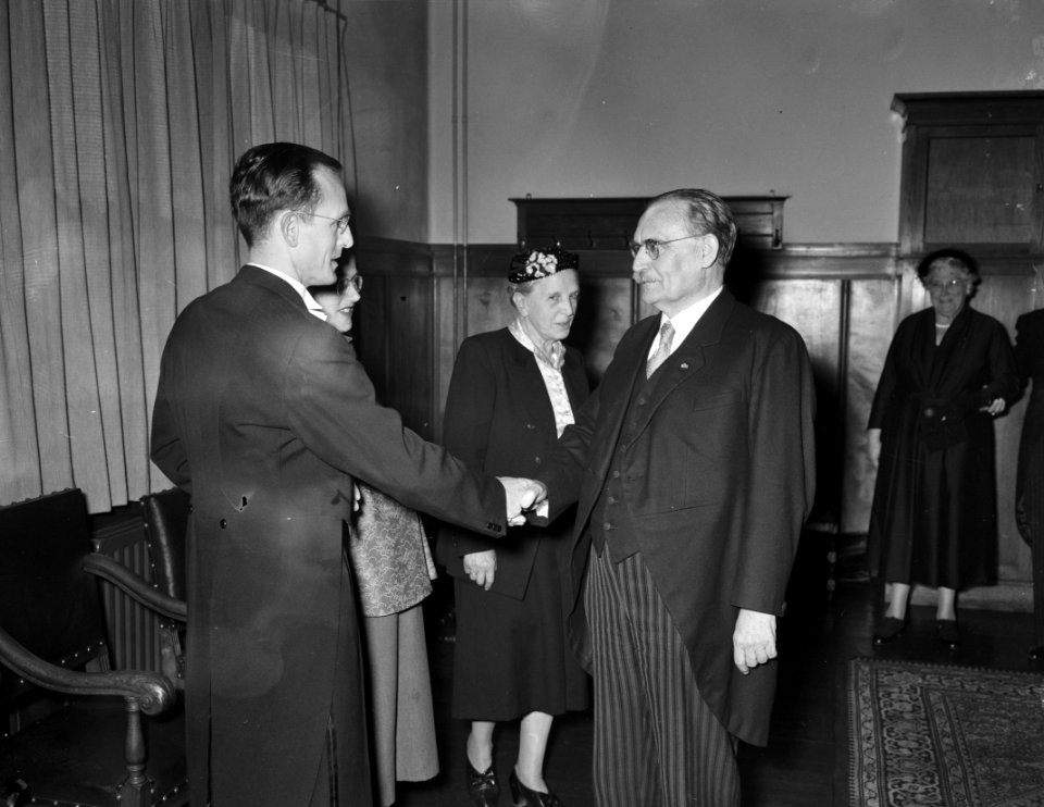 Dr. W. Drees jr. promoveert aan Economische Hogeschool Rotterdam. Gelukwensten v, Bestanddeelnr 907-1589