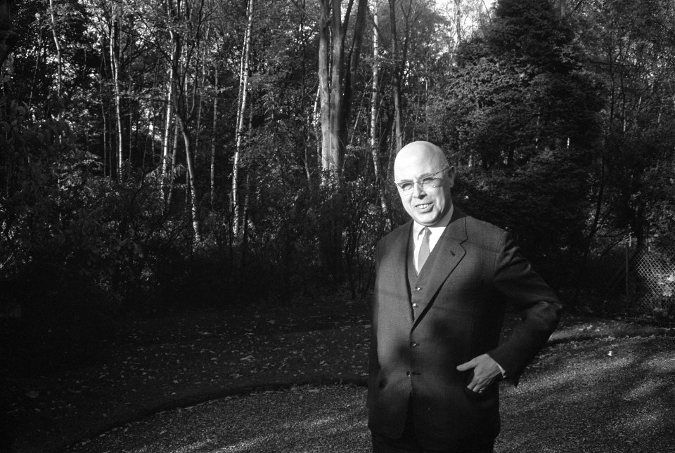 Dr. L.J.M. (Louis) Beel (KVP) maakt een wandelingetje in zijn tuin, Bestanddeelnr 919-7897