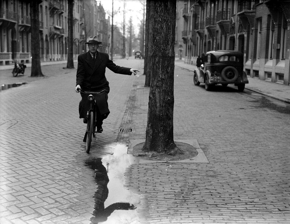 Dr. Max Euwe fietst door Amsterdam, Bestanddeelnr 902-5842