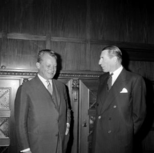 Dr. Vredenburg op bezoek bij Willy Brandt, burgemeester van West-Berlijn, Bestanddeelnr 912-8591