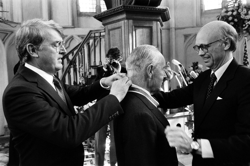 Dr. J. H. van Roijen ontvangt de Freedom from Fear Award uit handen van Curtis R, Bestanddeelnr 932-3656