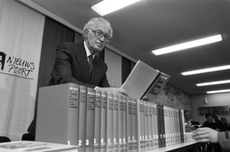 Dr. Lou de Jong presenteert het 13e deel van de serie het Koninkrijk der Nederl, Bestanddeelnr 934-3594