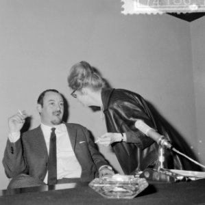 Dr. Gaus terug uit New York , dr. Gaus met zijn vrouw, Bestanddeelnr 917-4186