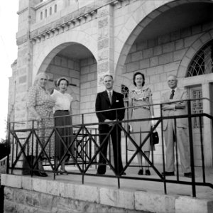 Dr. J.A. Nederbragt (geheel rechts), de Nederlandse vertegenwoordiger in Israël,, Bestanddeelnr 255-0451