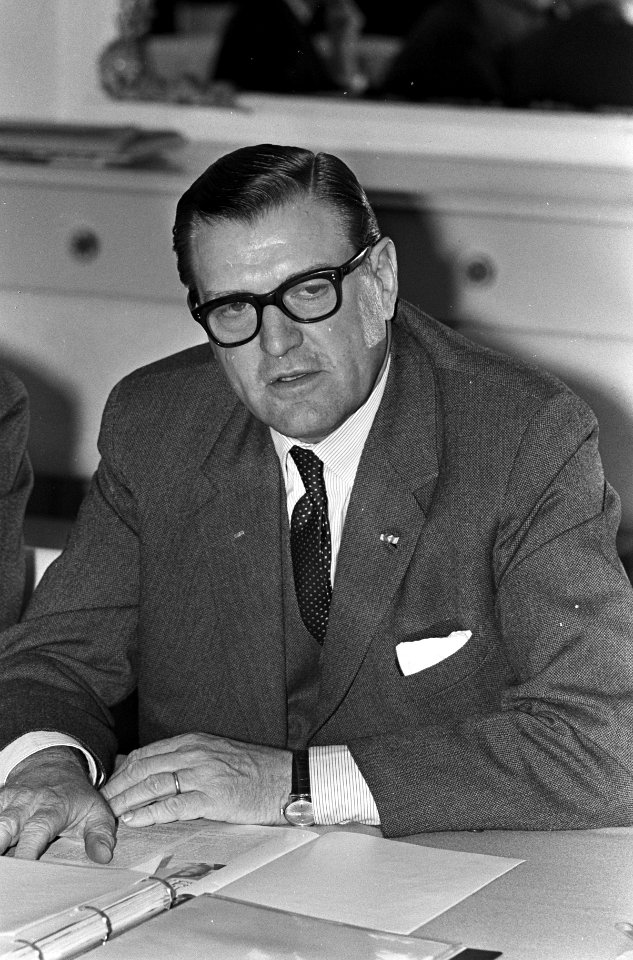 Dr. J. R. M. van der Brink , lid raad van bestuur van de Amro-bank, Bestanddeelnr 920-7910