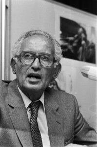 Dr. L. de Jong tijdens een persconferentie wegens het verschijnen van deel 10b …, Bestanddeelnr 932-3208