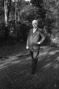 Dr. L.J.M. (Louis) Beel (KVP) maakt een wandelingetje in zijn tuin, Bestanddeelnr 919-7896