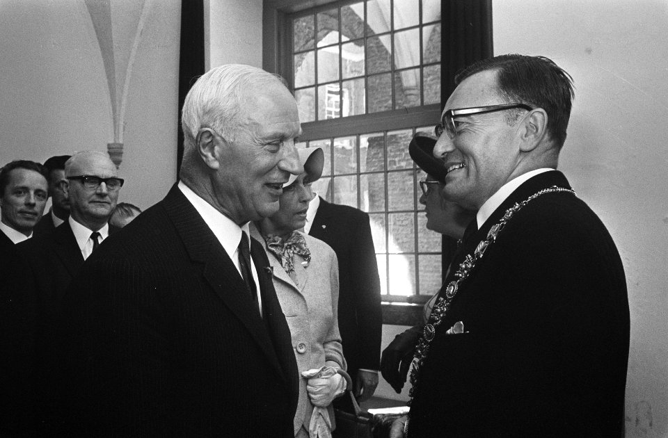 Dr. L. de Gou geinstalleerd als burgemeester van Haarlem l. ex.burg. van Haarle, Bestanddeelnr 922-7210