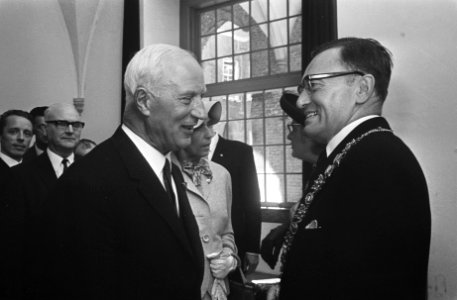 Dr. L. de Gou geinstalleerd als burgemeester van Haarlem l. ex.burg. van Haarle, Bestanddeelnr 922-7210