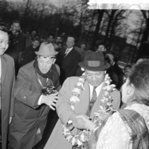 Dr Mohammed Sjarif in ons land Sjarif met krans van rode en witte tulpen, Bestanddeelnr 914-9822