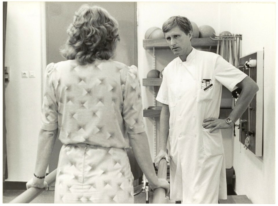 Dr. W. Oolders, hoofd van de afdeling fysiotherapie ziekenhuis de Mariastichting aan de Van Heythuijzenweg. NL-HlmNHA 54025856