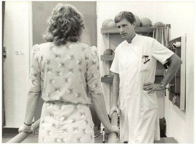 Dr. W. Oolders, hoofd van de afdeling fysiotherapie ziekenhuis de Mariastichting aan de Van Heythuijzenweg. NL-HlmNHA 54025856 photo